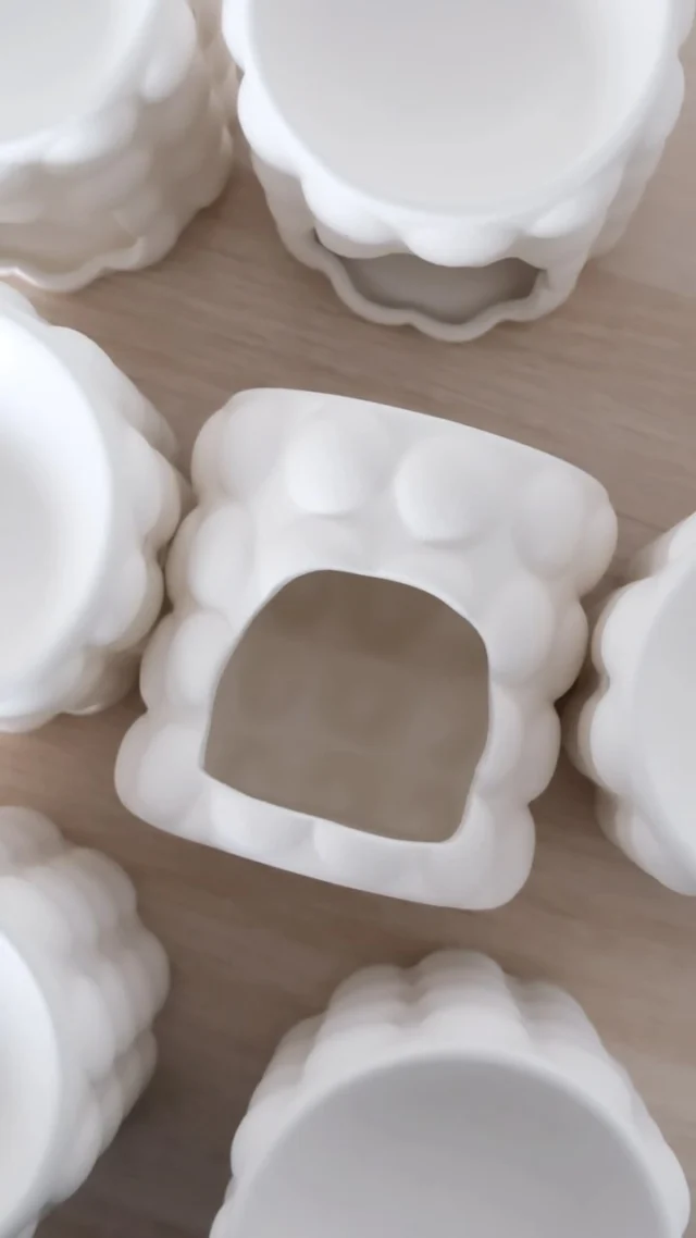 ✨ Apportez une touche d’élégance à votre intérieur avec notre brûleur design ! ✨

Parfait pour diffuser vos senteurs préférées et créer une ambiance chaleureuse, il allie style et fonctionnalité. 🔥💫

🛍 Disponible dès maintenant sur www.emcreation.be !

#BrûleurDesign #DécorationMaison #ParfumDIntérieur #AmbianceChaleureuse #Artisanat #CireParfumée #DesignÉpuré #Senteurs #HomeDecor