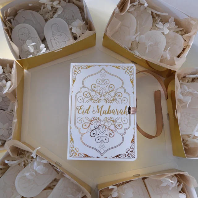 🌙✨ Aïd Moubarak à toutes celles et ceux qui le célèbrent ! ✨🌙 Que cette journée soit remplie de bonheur, de partage et de douceurs parfumées. 🕊️💖

Pour l’occasion, j’ai créé ces boîtes en forme de livre, marquées “Aïd Moubarak”, contenant des fondants parfumés faits main. Une touche d’élégance et de gourmandise pour sublimer cette fête ! 🎁💫

Et pour celles et ceux qui ne fêtent pas l’Aïd, je vous souhaite un merveilleux dimanche et un superbe week-end ! 🌸☀️

💬 Dites-moi en commentaire : comment célébrez-vous l’Aïd ? Ou quel est votre rituel détente du dimanche ?

#AïdMoubarak #EidMubarak #FaitMainAvecAmour #CadeauUnique #CréationArtisanale #IdéeCadeau #HomeFragrance #ParfumMaison #FaitMain #WeekEndVibes