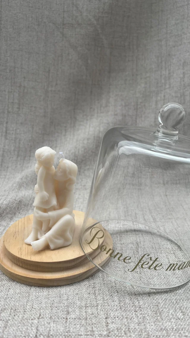 À l’occasion de la fête des mères, découvrez notre toute nouvelle collection de bougies artisanales à retrouver dès maintenant sur notre boutique en ligne !
Chaque création est pensée avec douceur et minutie, pour célébrer l’amour maternel, la tendresse et tous ces petits moments de complicité qui réchauffent le cœur.

Offrir une bougie naturelle en cire de colza, c’est choisir un cadeau à la fois esthétique, éthique et symbolique. Que ce soit pour votre maman, une personne chère à votre cœur ou simplement pour faire plaisir sans occasion particulière, nos bougies sont des attentions qui marquent.

Certaines de nos bougies peuvent être accompagnées de cloches en verre personnalisées, de boîtes cadeaux raffinées ou encore de fondants parfumés à glisser dans un joli brûleur. Une idée cadeau poétique, délicate, et pleine de sens.

Faites de cette fête une parenthèse pleine de lumière et de douceur.

Rendez-vous sur www.emcreation.be pour découvrir l’univers.

#fetedesmeres #cadeaupersonnalisé #bougienaturelle #bougieartisanale #bougiedeco #decorationinterieure #faitmainavecamour #ideecadeau #cadeauoriginal #ciredecolza #bougiedesign #bougiedeco #faitmainbelgique #fondantparfumé #bruleurparfumé #clocheverre #universpoétique #petiteattention #amourmaternel #cadeaufetedesmeres #bougiefetedesmeres