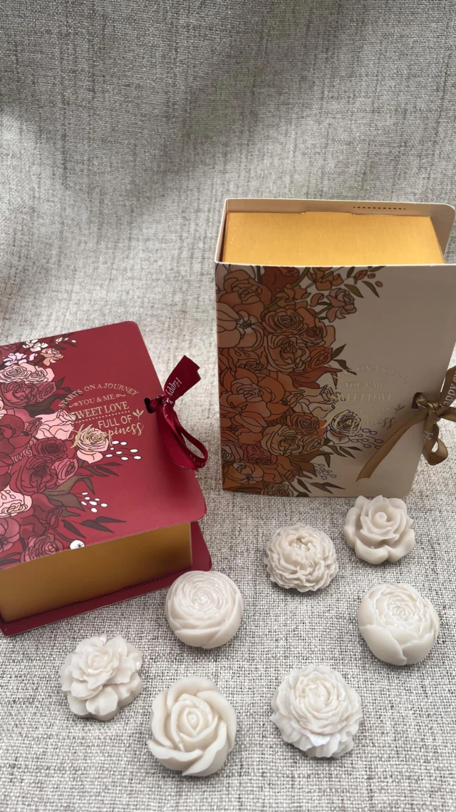 Offrir des fondants parfumés autrement ?
Voici une idée cadeau aussi originale qu’élégante : des fondants cachés dans une boîte en forme de petit livre. Un petit trésor à ouvrir, à sentir… et à aimer !

Disponible sur notre site. Quelles sont les senteurs que vous préférez ? 🌸

#FondantsParfumés #IdéeCadeauOriginale #SenteursMaison #Artisanat #FaitMain #EmCreation #ideecadeau #belgique #france #luxembourg
