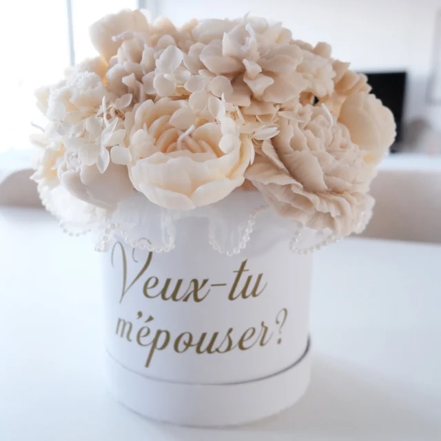 Elle a dit oui !
Bon… on ne va pas dire que c’est grâce au bouquet en bougies, mais il a sûrement marqué quelques points !

Ce joli bouquet n’est pas fait de vraies fleurs, mais de bougies parfumées artisanales, coulées à la main avec soin.
Chaque création est unique, réalisée sur mesure selon vos goûts, vos couleurs préférées, les senteurs du moment… et même le message que vous souhaitez faire passer.

C’est une idée originale pour une demande, un anniversaire, un événement marquant ou simplement un cadeau inoubliable.

#bougiesartisanales #bougiesparfumées #cadeauoriginal #demandeenmariage #idéeoriginale #faitmainavecamour #créationpersonnalisée #décointérieure #cadeausurmesure #flowercandles #customcandles #proposalidea #handmadegift #soycandles #romanticdecor #uniquecreation