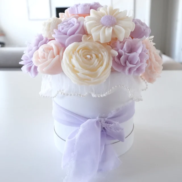Un bouquet de bougies parfumées… L’harmonie parfaite pour une ambiance douce et naturelle.
Chaque détail compte pour créer un espace qui apaise, inspire et fait du bien.

#fleurs #bougies #ambiancezen #decointerieur #fleursetbougies #instadeco #interiordecor #bougieaddict #universparfumé #emcreation#candles #candle