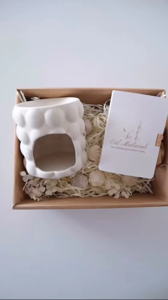 🌙 Panier Cadeau Aïd – Édition Limitée 🌙

Cette année, offrez (ou offrez-vous) un moment précieux pour célébrer l’Aïd avec douceur et intention.
J’ai imaginé un panier cadeau unique, qui allie esthétique, artisanat et expérience sensorielle.

💫 Ce qu’il contient :
– Un brûleur au choix, sélectionné pour sublimer vos fondants
– Une boîte “Eid Mubarak” contenant des fondants parfumés riches et enveloppants
– Des fondants décoratifs placés dans le panier… qui ne sont pas là que pour faire joli : ils se font également fondre ! Et en plus, ils dégagent une fragrance différente de celle des fondants dans la boîte.

🕯️ Résultat ? Un seul panier, plusieurs heures d’univers olfactifs différents à savourer au fil des jours.

💛 Chaque panier est préparé avec soin, en très petite quantité. Une attention pensée pour rendre l’Aïd encore plus spécial.

📍 Disponible à Bruxelles – Retrait ou livraison sur Bruxelles uniquement
📩 Pour commander, il suffit de m’envoyer un message privé.

Faites vite, les pièces sont limitées !

#AïdMubarak #CadeauAïd #PanierAïd #BrûleurParfumé #FondantsParfumés #CadeauArtisanal #Bruxelles #EmCreation #FaitMainAvecAmour #ÉditionLimitée